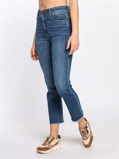 Узкие джинсы с завышенной талией